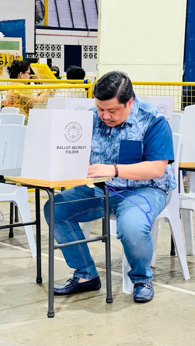 Senator Jinggoy Estrada votes during Barangay and Sangguniang Kabataan Elections on October 30,2023. (Photo from the office of the lawmaker)