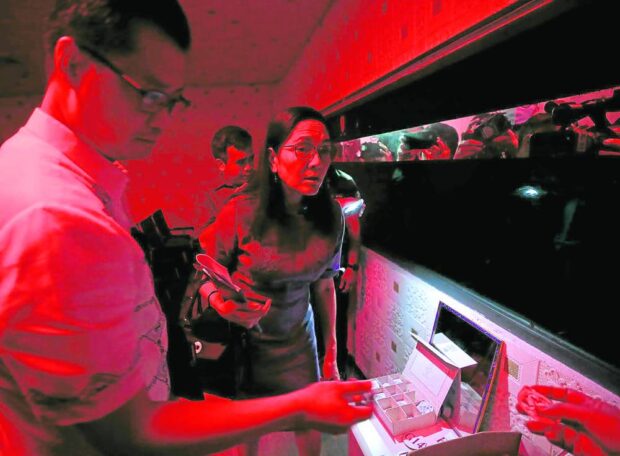FRONT Senators Risa Hontiveros and Sherwin Gatchalian onFriday inspect the premises of a Philippine offshore gaming operator firmin Pasay City suspected as a front for illegal activities like prostitution, human trafficking, torture, kidnapping for ransom and online scams. —RICHARD A. REYES