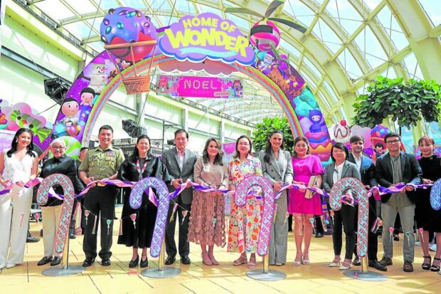 CHRISTMAS BAZAAR Officials and representatives of GMA Network, GMA Kapuso Foundation, Cut Unlimited Inc., Inquirer Group of Companies, Okada Manila, Maya and Smart grace the opening of the Noel Bazaar 2023 at Okada Manila’s Crystal Pavilion on Nov. 10. —CONTRIBUTED PHOTO