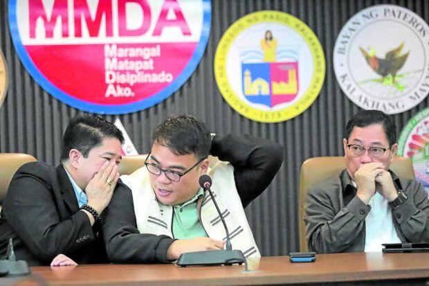 MINI HUDDLE Metropolitan Manila Development Authority (MMDA) acting Chair Romando Artes (center) has a private conversation with Traffic Discipline chief Vic Nunez in the middle of a press briefing they held on Thursday with MMDA General Manager Procopio Lipana (right) regarding the agency’s Edsa exclusive bus lane policy and the suspension of Task Force Special Operations Unit head Bong Nebrija. —GRIG C. MONTEGRANDE