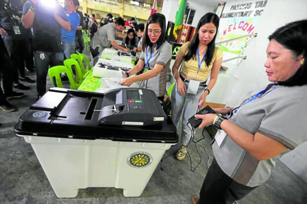 STILL REUSABLE For Commission on Elections Chair George Garcia, old vote-countingmachines, or VCMS, can still be repurposed for schools or other government
agencies requiring big data tabulations. —PHOTO BY NIÑO JESUS ORBETA