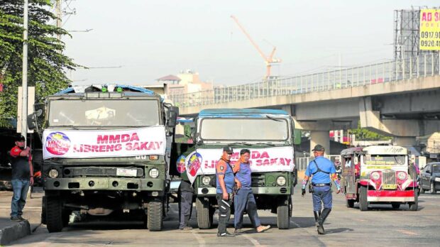 PRONTO A Autoridade de Desenvolvimento Metropolitano de Manila preparou caminhões para os passageiros que precisam de carona no início da greve de transporte de três dias na segunda-feira.  —LYN RILLON