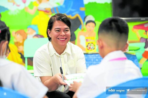 MEET THE AUTHOR Vice President and Education Secretary Sara Duterte on Tuesday presents to pupils of Esteban Abada Elementary School in Quezon City her children’s book “Ang Kaibigan.” —PHOTO FROMDEPARTMENT OF EDUCATION