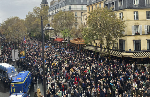 180,000 people across France march against soaring antisemitism