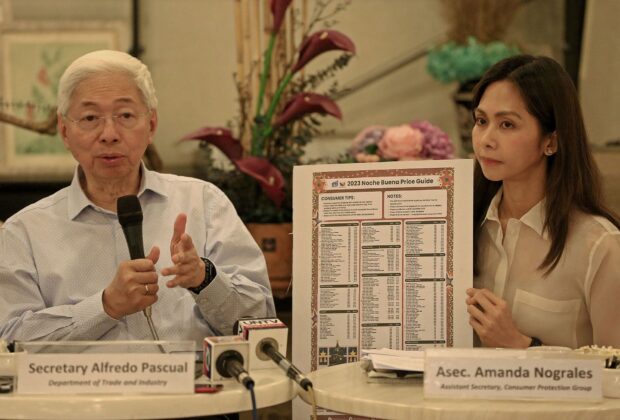 NOCHE BUENA PRICE GUIDE / NOVEMBER 21, 2023Trade Secretary Alfredo Pascual and Assistant Secretary Amanda Nograles show the ‘2023 Noche Buena Price Guide’ during press briefing in Makati City. Prices of over 150 Christmas product lines saw increases from last year. INQUIRER PHOTO / RICHARD A. REYES