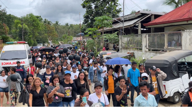 Mourners cry for justice in the killing of newly elected village chief Rofoldo Dacol of Barangay Lapedian. Photo by Leah D. Agonoy
