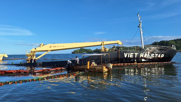 CLEANUP YIELDS OILY WATER,DEBRIS FROM TROUBLED VIETNAMESE SHIP IN PALAWAN
