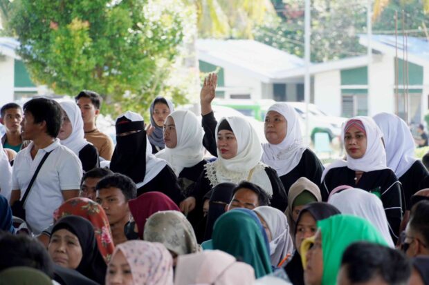DIFFERENT BATTLE Former medics of the Moro Islamic Liberation Front have been tapped to serve their communities as barangay health workers for the Bangsamoro Autonomous Region inMuslimMindanao (BARMM). Trained in basic health delivery, emergency response and patient transport, they are nowpart of the personnel of the BARMM’s Ministry of Health. —PHOTO COURTESY OF BANGSAMORO INFORMATION OFFICE