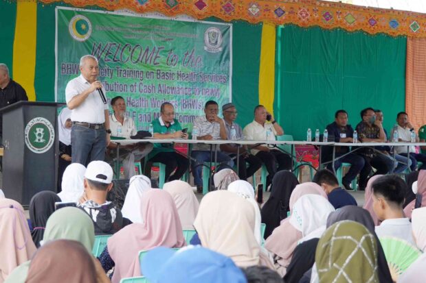 INCENTIVE Bangsamoro Health Minister Dr. Rizaldy Piang(with microphone) and other officials from the Ministry of Health lead on Nov. 27 the cash allowance distribution to 1,049 former Moro rebels who became barangay health workers for the regional government. —PHOTO COURTESY OF BANGSAMORO INFORMATION OFFICE