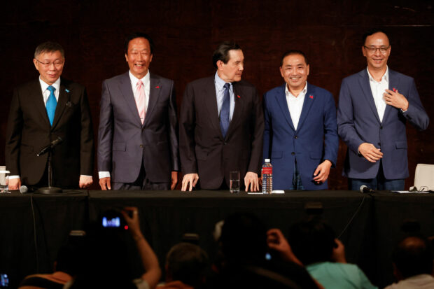 Ko Wen-je, Taiwan People's Party (TPP) chairman and presidential candidate, Terry Gou, Foxconn founder and presidential candidate, former Taiwan President Ma Ying-jeou, Hou Yu-ih presidential candidate of the main opposition party Kuomintang (KMT) and Eric Chu, Kuomintang's Chairman attend a press conference in Taipei, Taiwan November 23, 2023. REUTERS/Carlos Garcia Rawlins
