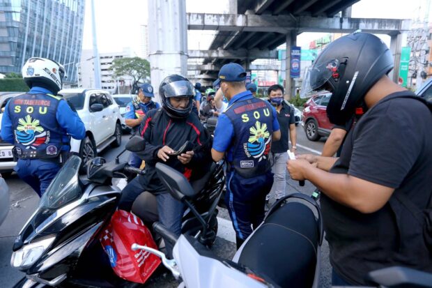 The Metropolitan Manila Development Authority apprehended 333 violators of the Edsa bus carousel lanes as of 10:30 a.m. on Monday. The stiffer fines and penalties for violators of the bus lane took effect on November 13.(Photo courtesy of Philippine News Agency | Joey Razon)