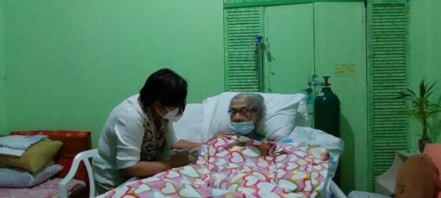 Former Senator Leila de Lima visits her mother in a hospital in Camarines Sur. 