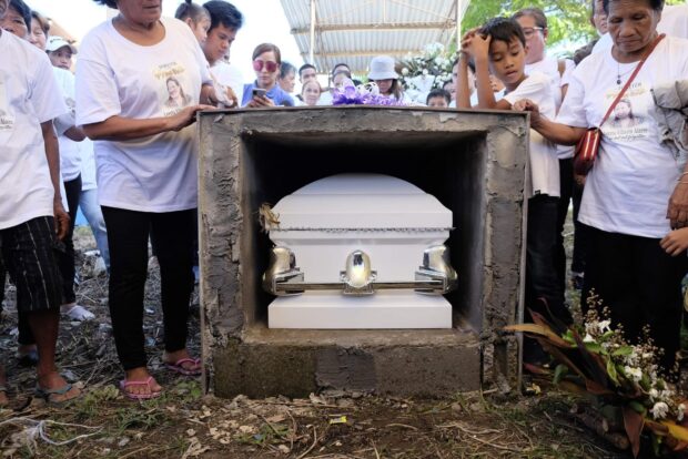 Loreta “Daday” Villarin Alacre was buried at the Caduha-an Public Cemetery in Barangay Caduha-an, Cadiz City on Sunday, Nov. 5.