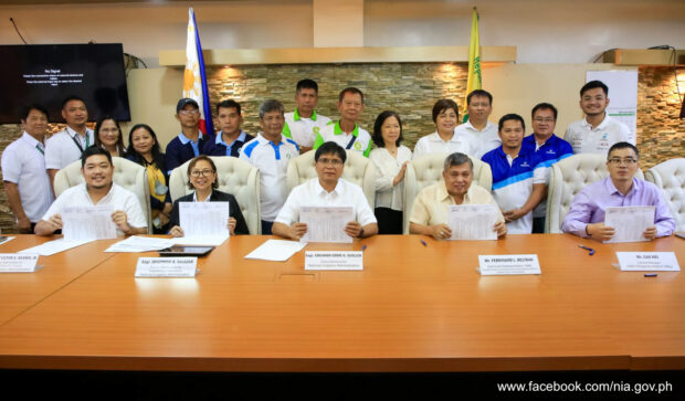 National Irrigation Administration (NIA) signs an agreement with a contractor for the building of Bayabas Rockfill Dam in Doña Remedios Trinidad, Bulacan. The event was held at NIA central office in Quezon city on November 6, 2023. It was led by NIA Acting Administrator Eduardo Eddie Guillen (middle) and Ferdstar Builders Contractors/China International Water and Electric Corporation representative Ferdinand Beltran (second from left). (Photo from NIA Facebook page)