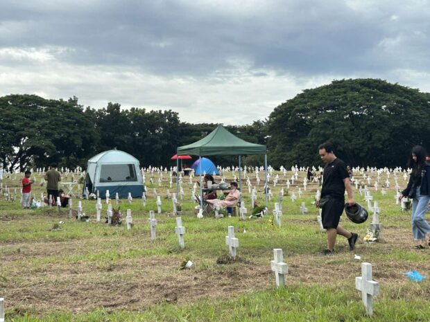 As early as 6 a.m., cemetery visitors have already started coming at the Libingan ng mga Bayani in Taguig City.