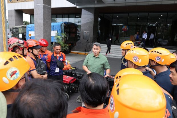 The Metropolitan Manila Development Authority deploys a team composed of 40 personnel from its Public Safety Division and Road Emergency Group to northern and eastern Samar to help residents in flooded areas following heavy rains, shear line and low pressure area. Photo courtesy of MMDA