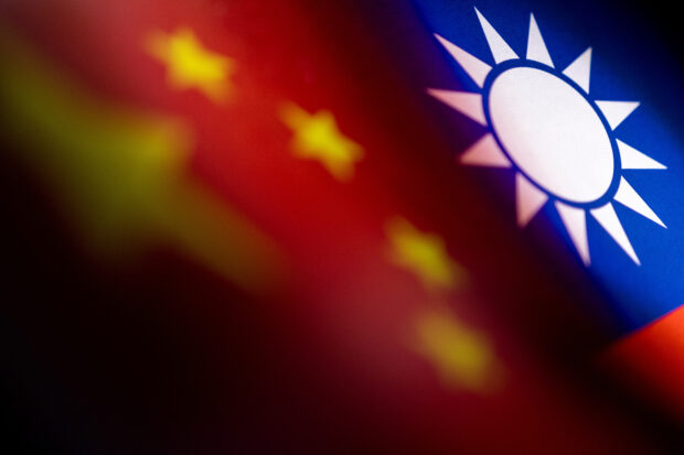 Taiwan afferma che otto aerei da combattimento cinesi hanno attraversato la linea centrale dello stretto