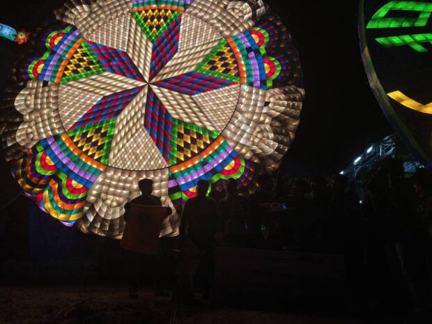 TRADITION LIVES ON The lantern of Barangay Telabastagan emerges as the winner in the annual “Ligligan Parul” (Giant Lantern Festival), a religious tradition of 115 years in the City of San Fernando in Pampanga. —TONETTE T. OREJAS