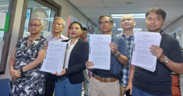 NEWCOMPLAINT Former BayanMuna chair Teddy Casiño (fourth fromleft) files a complaint onMonday against Sonshine Media Network International hosts Lorraine Badoy and Jeffrey Celiz. —RUSSEL P. LORETO