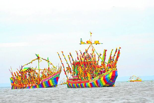 A splendor of colors identified with the Bangsamoro tribes are on display through the ornate boats taking part in the “Guinakit” on Dec. 19. 