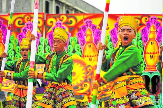 Bangsamoro youth performtraditional dances (above and bottom left) during the “Kuyog” street dancingcompetition as part of the Shariff Kabunsuan Festival that sought to pass on to the next generation a rich cultural heritage. Guinakit