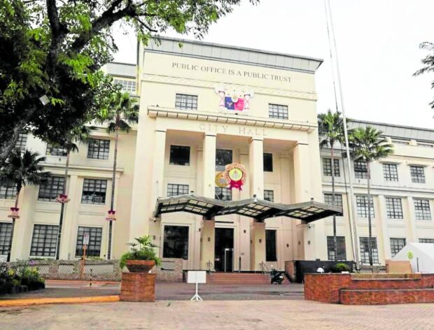  Cebu City councilors cite the low revenue generated by the local government in the last three quarters in their decision to drastically reduce the P100-billion budget proposedby Mayor Michael Rama. Given this situation, they say, it will be prudent to halt big-ticket projects lined up by the city. 