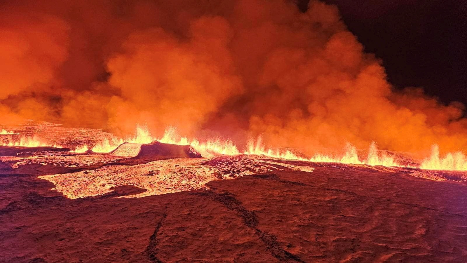 A volcanic eruption began on Monday night in Iceland, south of the ...