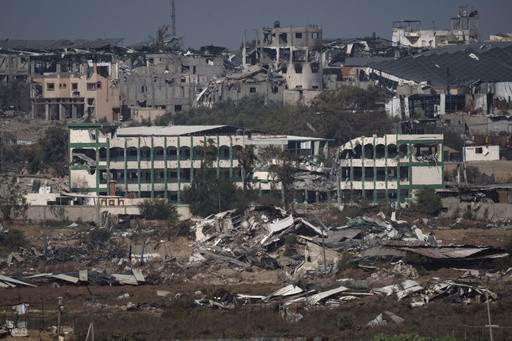 Granjas y edificios destruidos en la Franja de Gaza vistos desde el sur de Israel, el viernes 22 de diciembre de 2023. (Foto AP/Leo Correa)