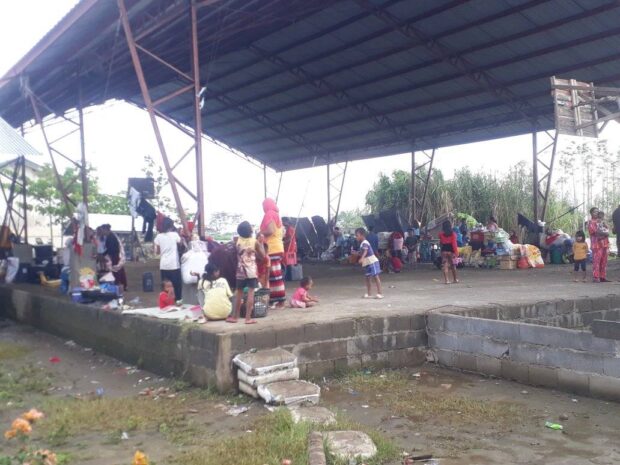 About 100 families fled their marshland communities after the Army launched air and ground assaults against Dawlah Islamiyah. (Photo from DXND Radyo Bida Kidapawan)