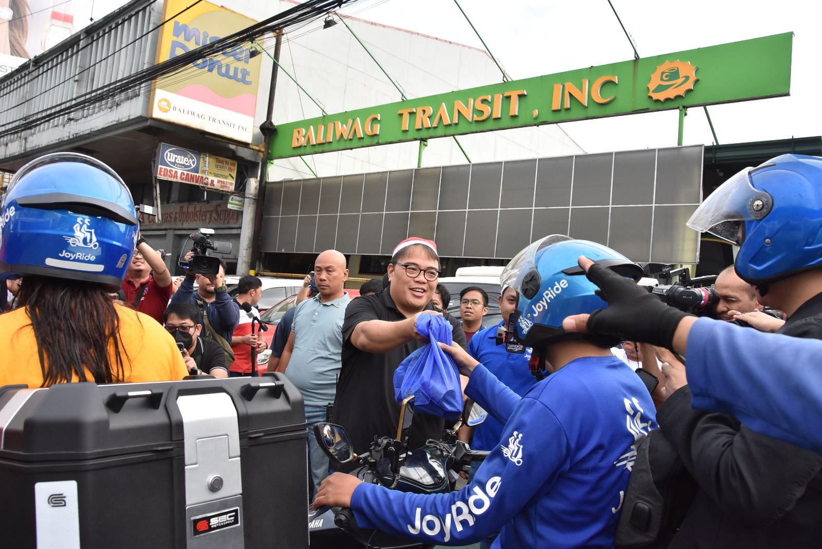 Embracing the Christmas spirit, the Metropolitan Manila Development Authority (MMDA) handed out grocery packs to motorists in the middle of Edsa on Tuesday.