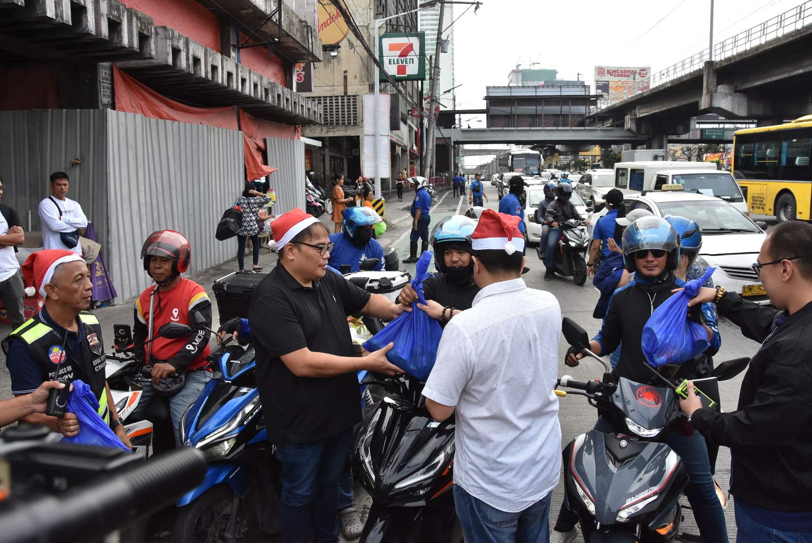 Embracing the Christmas spirit, the Metropolitan Manila Development Authority (MMDA) handed out grocery packs to motorists in the middle of Edsa on Tuesday.