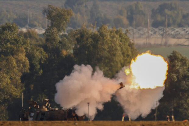 An Israeli artillery unit fires, amid the ongoing conflict between Israel and the Palestinian Islamist group Hamas, near the Israel-Gaza border, in southern Israel, January 6, 2024. REUTERS/Tyrone Siu