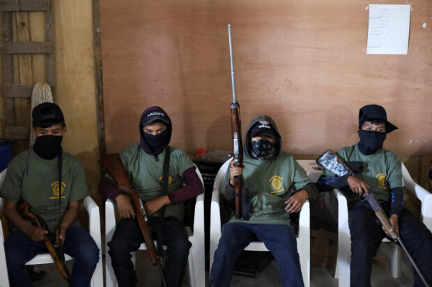 Mexico high schoolers take up arms after village kidnappings
