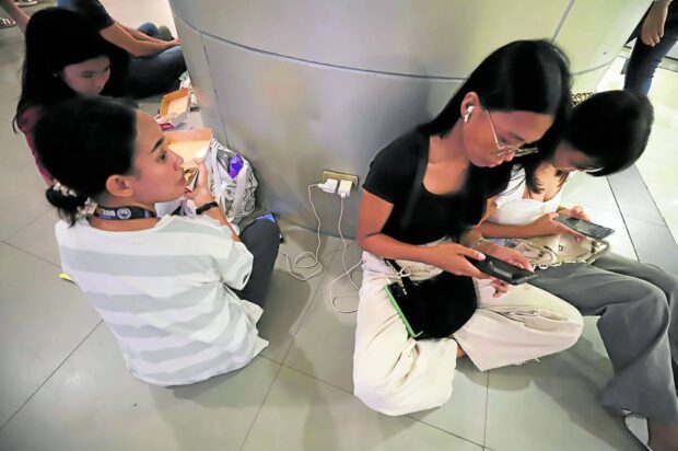 Iloilo City residents are taking advantage of one of the few electric outlets available at the local SM Mall to charge their cell phones for free on Friday following nearly four days of power outage across Panay, the second time this happened on the island in less than a year. 