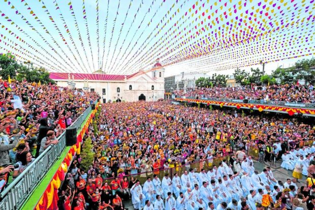 OUTPOURINGOF FAITH People from all walks of life fill theBasilica Minore del Santo Niño de Cebu and its Pilgrim Center in downtown Cebu City during the first novenaMass in honor of the Holy Child Jesus on Thursday. —EMMANUELLE SAWIT