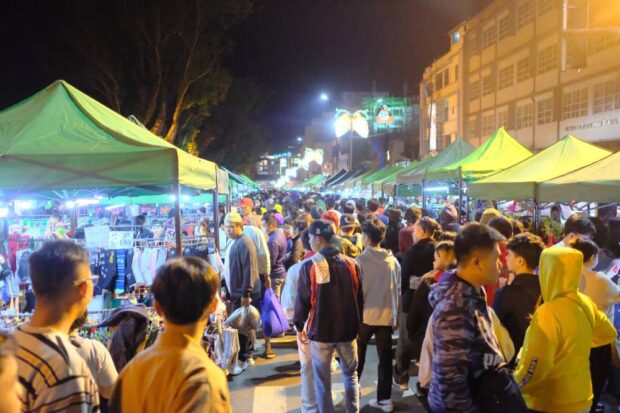 NOT SCARED Despite a diarrhea and acute gastroenteritis outbreak in Baguio City at the start of January, visitors continued to flock to parks and other tourist spots in the summer capital, as shown in this photo taken this week at the city’s popular night market. —NEIL CLARK ONGCHANGCO