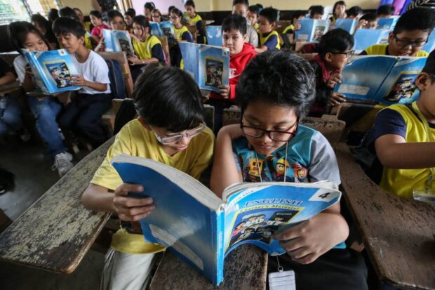 BOOKWORMS Grade 4 students in President Corazon Aquino Elementary School in Quezon City catch up on their reading as part of the Department of Education’s latest learning intervention program. —LYN RILLON