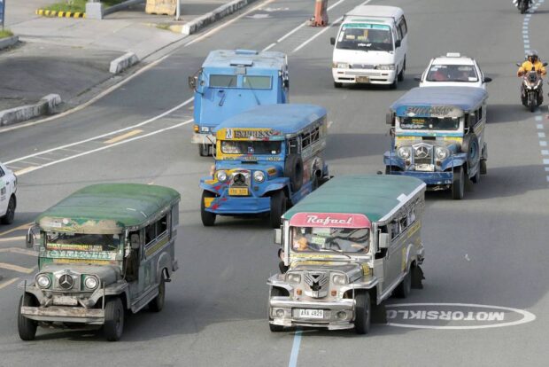 ANTICIPATING TRANSPORTWOES Jeepneys plying the Commonwealth Avenue route in Quezon City. The government said the consolidation rate of jeepneys in Metro Manila is 97 percent. Yet half of the more than 600 routes in the metropolis have no consolidated units. —GRIG C. MONTEGRANDE