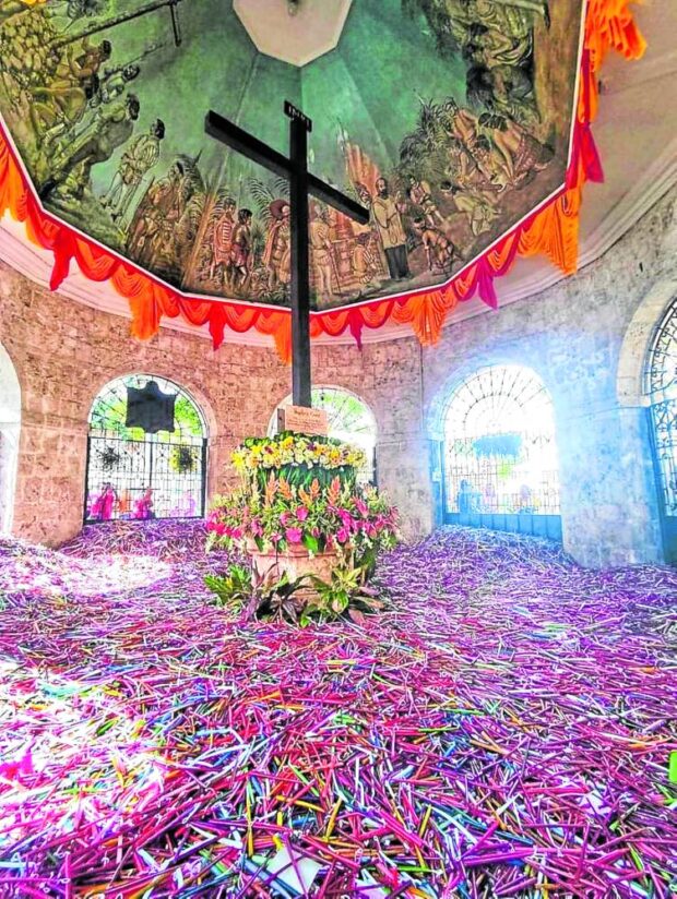 COLORFUL PILE Unlightedcandles left by devotees fill the base of the Magellan’s Cross kiosk in Cebu City on Wednesday, two days after the feast of the Sto. Niño de Cebu. —FERDINAND GADOT