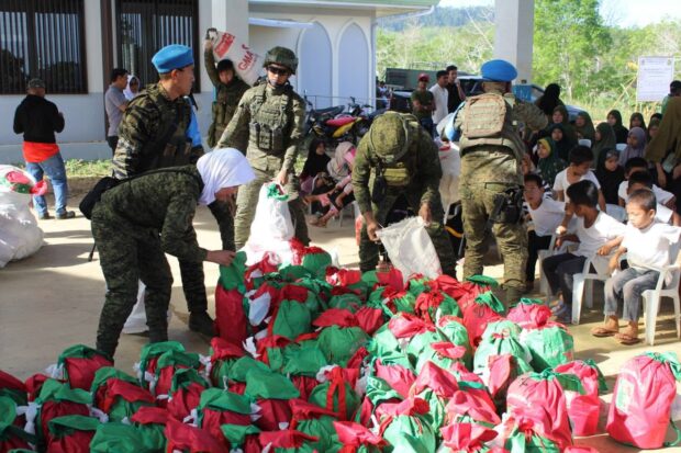GIFT PACKS Soldiers belonging to the Philippine Army’s 106th Infantry Battalion on Saturday get ready to distribute “bundles of joy” or gift packs to children inside the former training camp of the Moro Islamic Liberation Front in Barangay Datu Tumanggong, Tungawan, Zamboanga Sibugay. —LEAH AGONOY