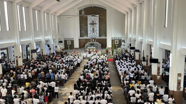 Over a thousand people attended a Holy Mass for Bishop Lunas on Saturday, right after his remains arrived from Davao City.