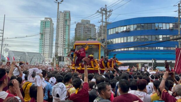 Hundreds of thousands of devotees swarm Ayala Bridge on Tuesday morning to take part in the annual “Traslacion.”