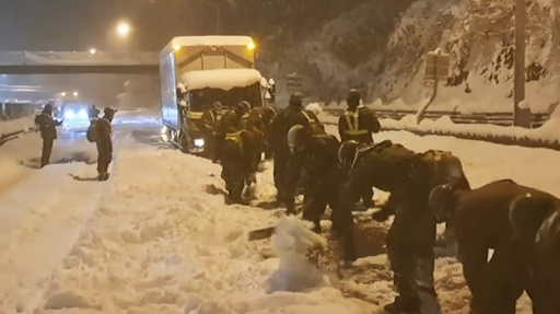 Japan braces for more snow after 800 vehicles stranded