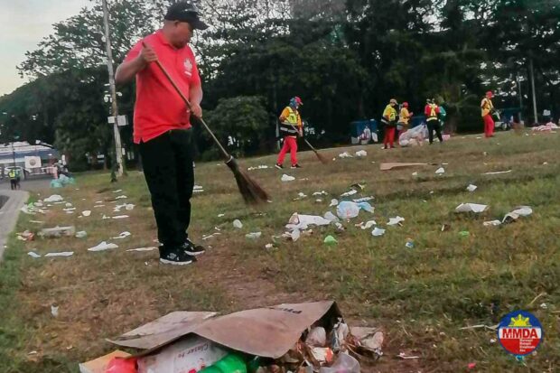 Photo Caption: Metro Manila Development Authority (MMDA) personnel gather trash left by celebrants at Rizal Park during New Year festivities. Photo from MMDA’s post on X. Photo Caption: Metro Manila Development Authority (MMDA) personnel gather trash left by celebrants at Rizal Park during New Year festivities. Photo from MMDA’s post on X.