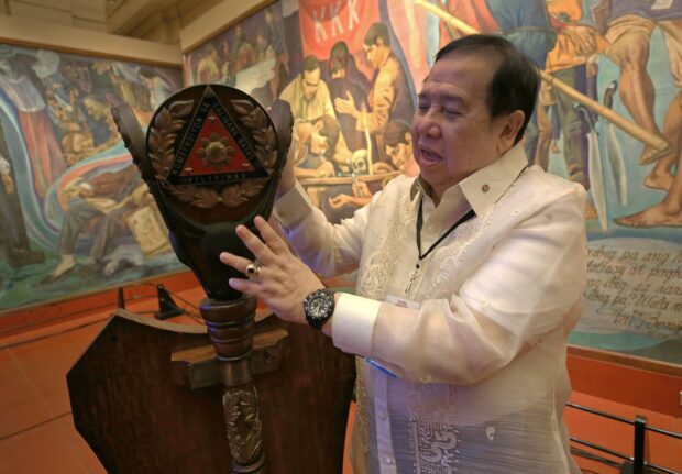 SOUVENIR FROMEARLIER CHA-CHA The ceremonial mace used in the constitutional convention (Con-con) held from 1971 to 1972 is formally handed over to the National Museumof the Philippines on Tuesday. Among the dignitaries present at the turnover was former Sen. Richard Gordon, who chairs the observance of the Con-con’s 50th anniversary. —RICHARD A. REYES
