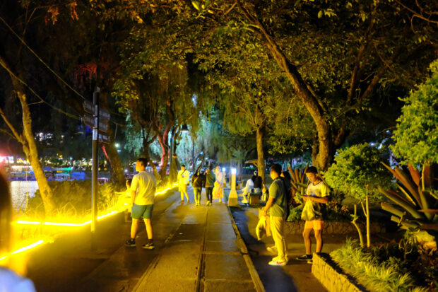 NIGHT PROMENADE Tourists flock at Baguio City’s Burnham Park even at night to take advantage of its cool weather, shown in this photo taken on Jan. 14. —NEIL CLARK ONGCHANGCO