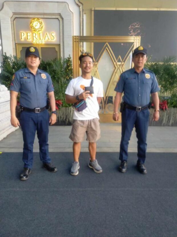 Two police officers earned praises from the Southern Police District (SPD) after returning a wallet containing P22,000 to its owner.