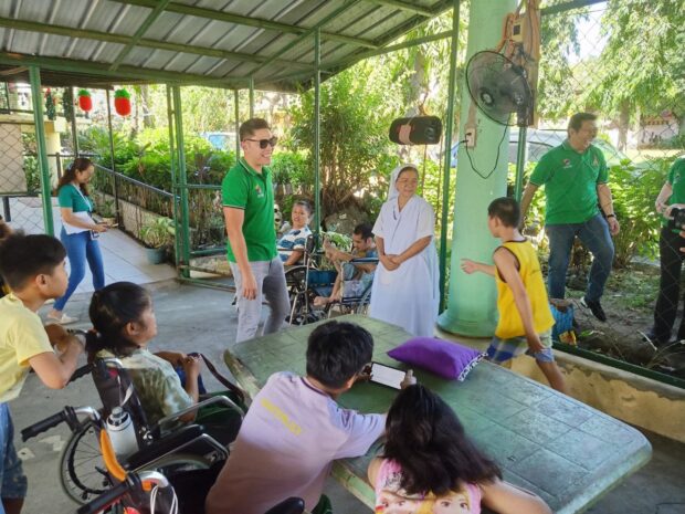 Alvin Chu Teng — more popularly known online as ACT — paid a visit to Elsie Gaches Village in Alabang.