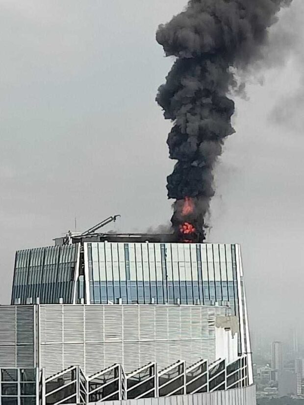 Fire in Makati city (Photo from Guadalupe Viejo Fire and Rescue) 