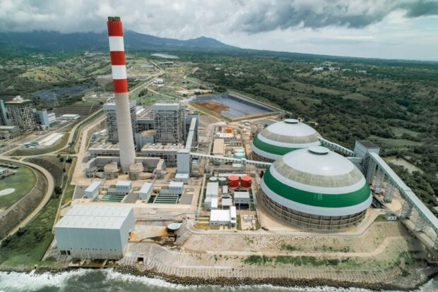 A balanced portfolio of generation assets. Aboitiz Power Corporation’s 1,336 megawatt GNPower Dinginin baseload facility in Mariveles, Bataan (left) contributes to the country’s baseload supply, while its 94 megawatt peak Cayanga-Bugallon Solar Power in Pangasinan (right) supports the grid during peak system demand periods.